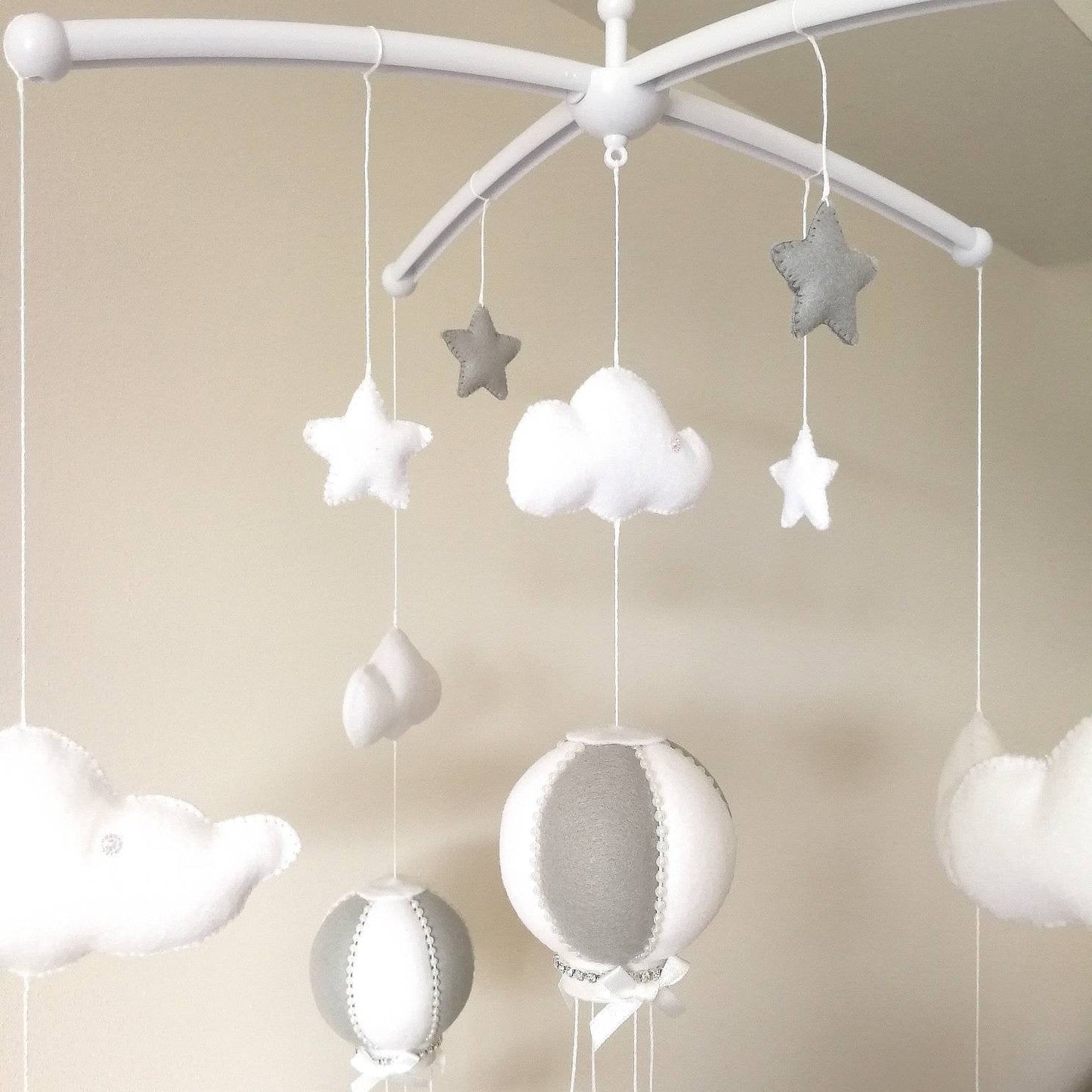 Signature Balloon Mobile – Dreamy Clouds & Gentle Sparkle