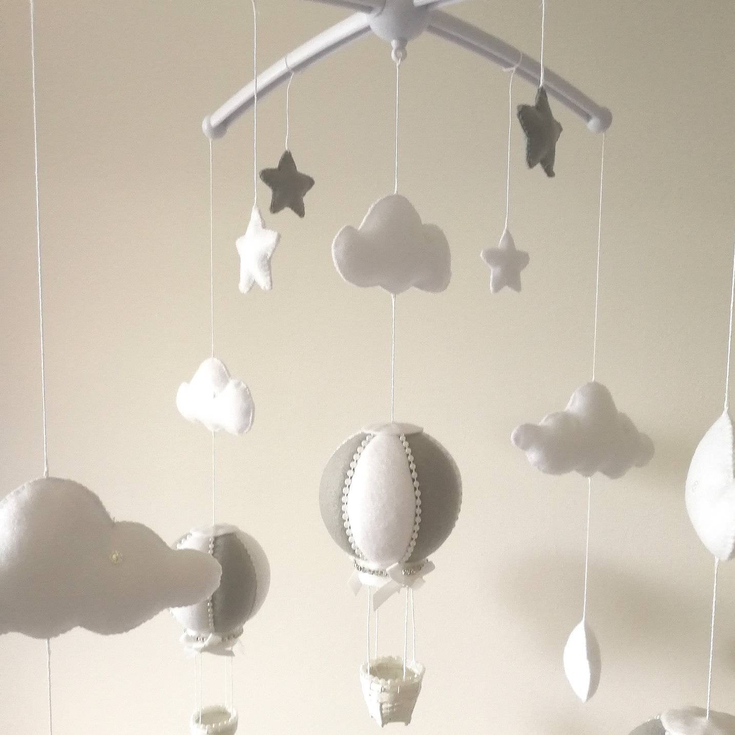 Signature Balloon Mobile – Dreamy Clouds & Gentle Sparkle
