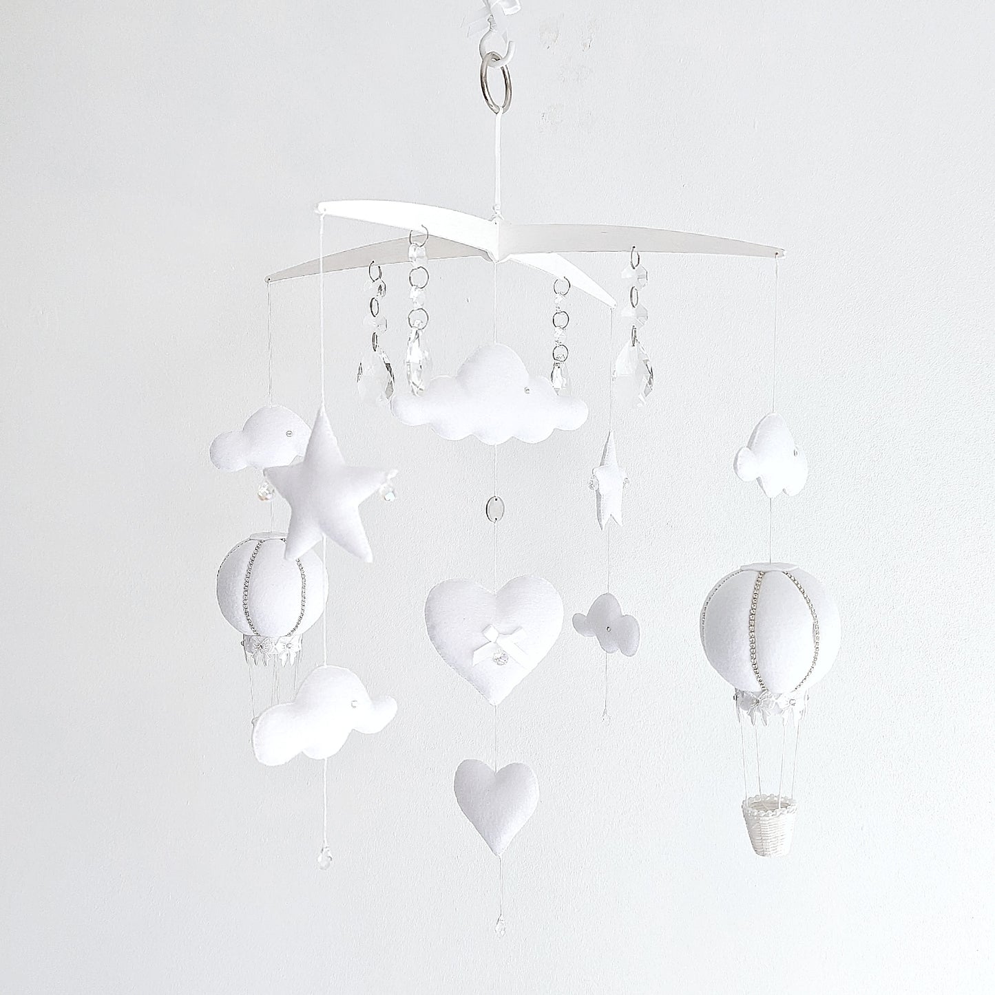 Luxury baby mobile with soft felt hot air balloons, floating clouds, and heart accents—perfect for a dreamy, high-end nursery.

