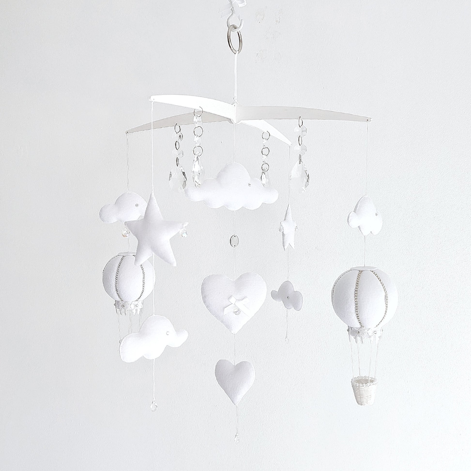 Luxury baby mobile with soft felt hot air balloons, floating clouds, and heart accents—perfect for a dreamy, high-end nursery.

