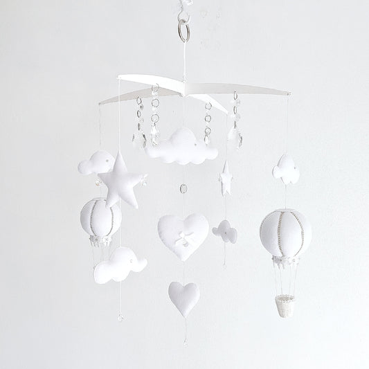 Luxury baby mobile with soft felt hot air balloons, floating clouds, and heart accents—perfect for a dreamy, high-end nursery.

